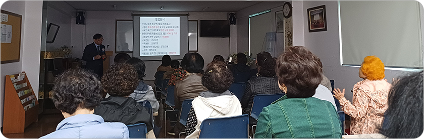 여러 사람이 강좌를 듣는 모습